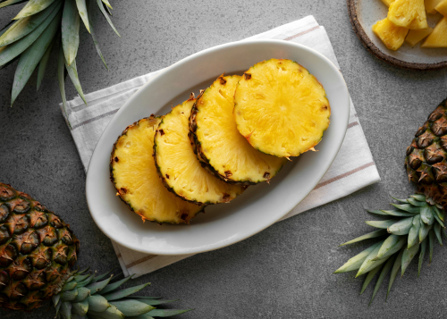 Valorisation of pineapple agro-food by-products to obtain bioactive compounds and their incorporation into polymers for food packaging